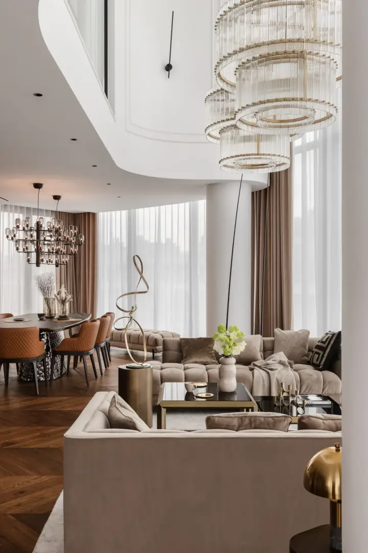 Salon z aksamitnymi sofami i kryształowymi żyrandolami – fotografia wnętrz apartamentu z widokiem na panoramę Krakowa