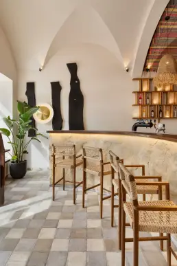 restauracja Muro Rzeszów — bar z drewnianymi półkami widziany z boku