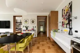 Panoramiczny widok mieszkania z jadalnią, kuchnią i przejściem do sypialni